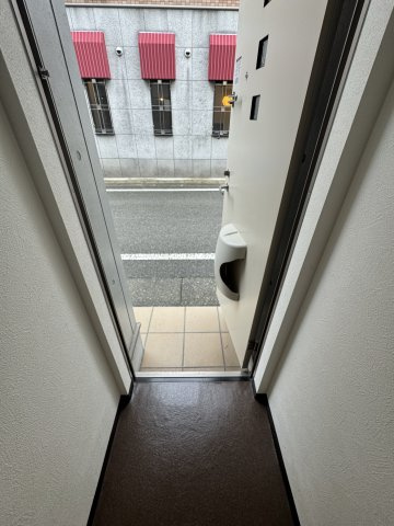 ツル菅原ハイツの玄関