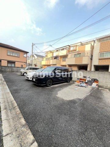 コモドカーサ魚崎の駐車場