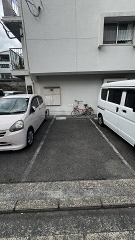 新谷ビルの駐車場