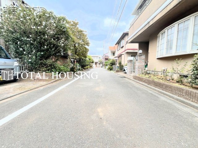 【前面道路含む現地写真】 | 府中市多磨町2丁目　中古戸建　全1棟