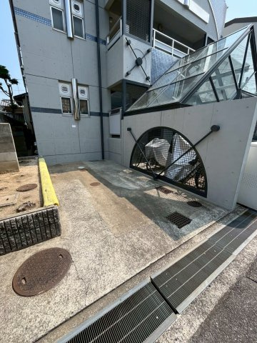 ロイヤルメゾン甲東園Ⅸの駐車場