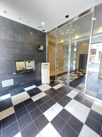 大阪市中央区瓦屋町１丁目の賃貸マンションのエントランス