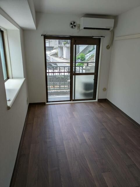 横浜市旭区白根２丁目の賃貸マンションの居間・リビング