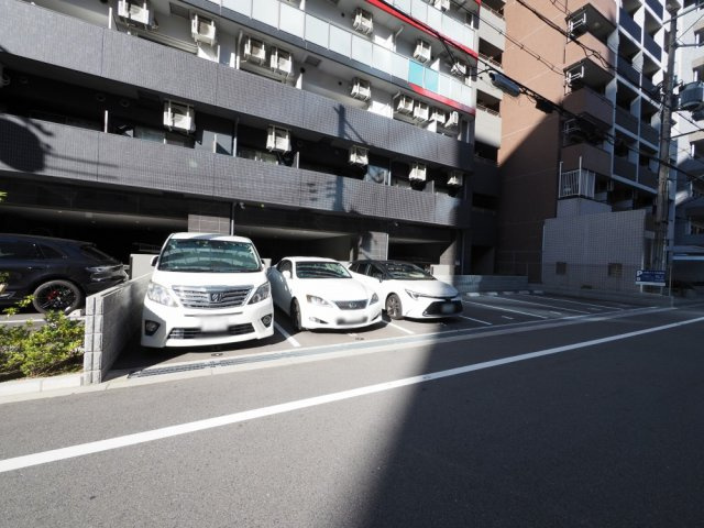 セレニテ難波グランデシュッドの駐車場