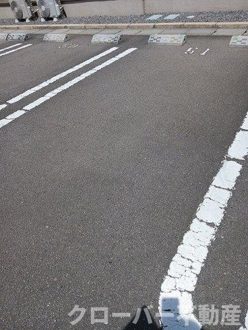 メゾンリヴィエールＧの駐車場