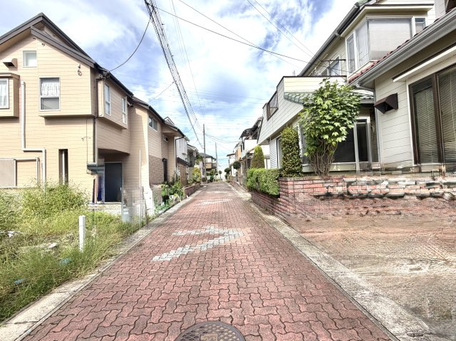 越谷市宮本町１８期１号棟リガーレ　新築戸建の前面道路含む現地写真|角地ならではの良好な風通りと日当たりを実現。街並みの中でも存在感が際立つ洗練されたポジションです。
