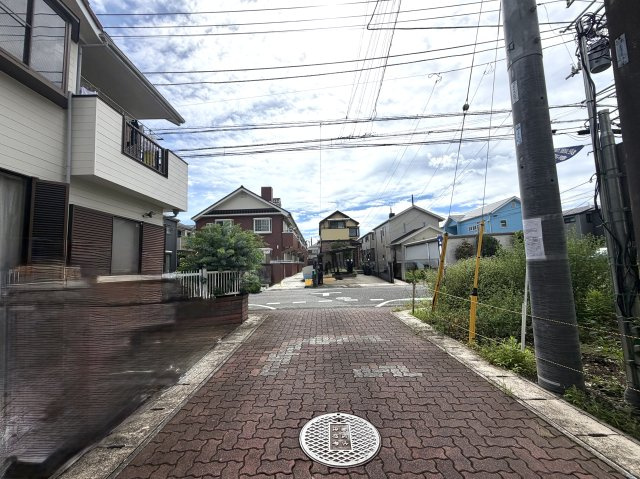 越谷市宮本町１８期１号棟リガーレ　新築戸建の前面道路含む現地写真|２方向から光と風を呼び込む恵まれたロケーション。圧迫感がなく、建物全体がパッと明るく引き立ちます。