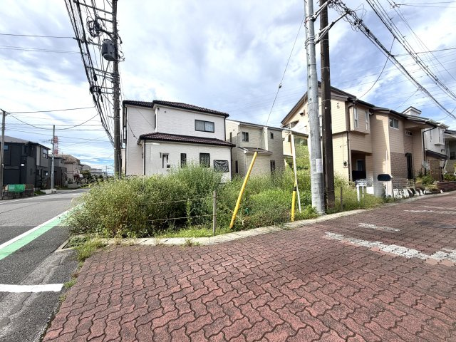 越谷市宮本町１８期１号棟リガーレ　新築戸建の外観|施工前のクリアな敷地状況をご覧いただけます。周辺の静かな街並みや暮らしやすさを現地でお確かめください。