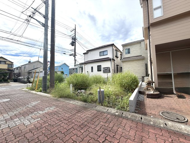 越谷市宮本町１８期１号棟リガーレ　新築戸建の外観|これから基礎工事が始まる準備段階の敷地。永く住み続ける土地の素顔をじっくりご確認できる機会です。