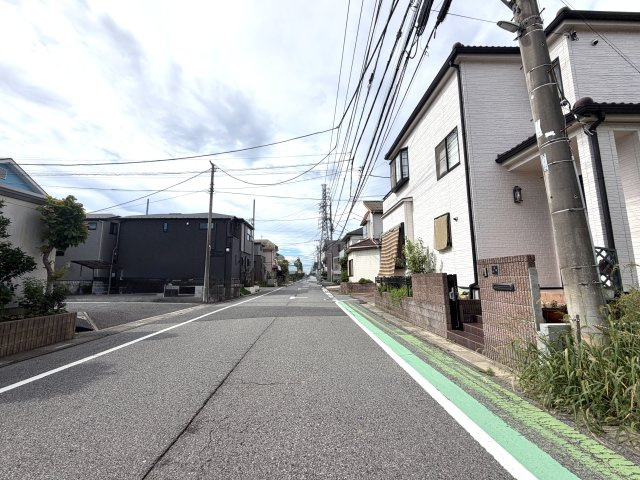 越谷市宮本町１８期１号棟リガーレ　新築戸建の前面道路含む現地写真|２方向が道路のため、お隣との距離感を保ちやすい好条件。通風性と採光性を贅沢に享受できる環境です。