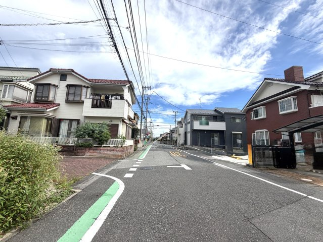 越谷市宮本町１８期１号棟リガーレ　新築戸建の前面道路含む現地写真|風の抜け道と太陽の恵みをフルに活かせる２方接道。建物の魅力をより一層引き立てる恵まれた環境です。