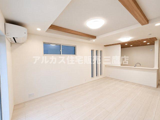 国分寺市北町1丁目　西武国分寺線　鷹の台駅　新築戸建の居間・リビング|明るい木目調のフローリングが心地よいリビングダイニング。複数の窓から光を取り込める設計で、開放感あふれる快適な居心地です。
