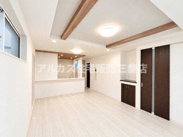 国分寺市北町1丁目　西武国分寺線　鷹の台駅　新築戸建の居間・リビング|リビング全体を見渡せるレイアウト。壁面には便利なカウンター収納が備え付けられており、インテリアのディスプレイや小物の整理に重宝します。