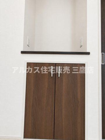 国分寺市北町1丁目　西武国分寺線　鷹の台駅　新築戸建の収納|リビングに設けられたニッチカウンター付きの収納スペース。上部カウンターにはコンセントが備わっており、電話機の設置やインテリアの展示に便利で、下部は扉付きで生活感を隠して収納できます。 