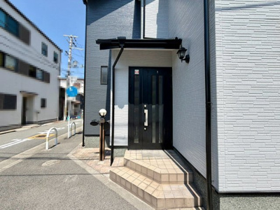【玄関】 | 松屋町１丁　中古一戸建 | 【２面採光のお部屋ございます】明るく風通しの良い快適な室内に気分も自然と明るくなりますね！家族の笑顔も増えそうです♪