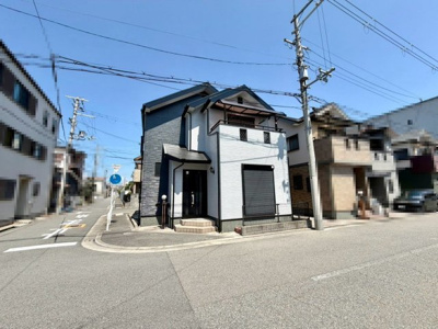 【前面道路含む現地写真】 | 松屋町１丁　中古一戸建 | ゆとりのある約８帖の洋室あります！大型家具もレイアウト自在です♪個性溢れる住まいにして下さいね♪