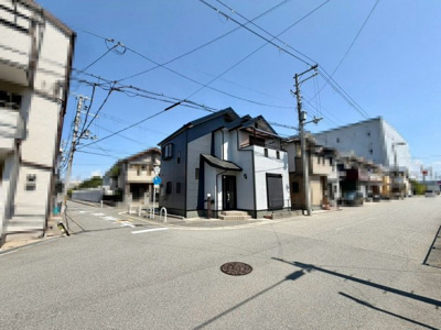 【前面道路含む現地写真】 | 松屋町１丁　中古一戸建 | ゆとりの玄関ですよ！シューズボックスございますので、散らかりがちな玄関も片付きますね！