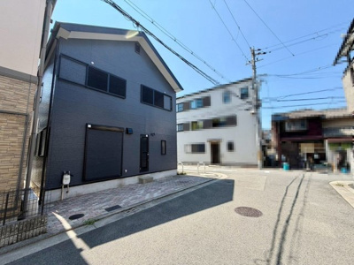 【前面道路含む現地写真】 | 松屋町１丁　中古一戸建 | 【駐車場】広々駐車スペースはママやお子様の自転車も停められますね♪