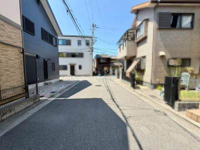 【前面道路含む現地写真】 | 松屋町１丁　中古一戸建 | 【前面道路】前面道路：南西側　約８ｍ/北西側　約５．５ｍ/北東側　約５．７ｍ！運転が苦手な方も安心ですね！