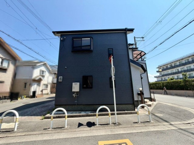 【前面道路含む現地写真】 | 松屋町１丁　中古一戸建 | 対面式を採用したキッチンですので、リビングで寛ぐご家族をいつも感じられます！会話を楽しみながら家事ができますね♪