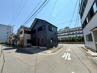 【前面道路含む現地写真】 | 松屋町１丁　中古一戸建 | ゆとりのある洗面室ですよ！朝の身支度もスムーズにできますね♪