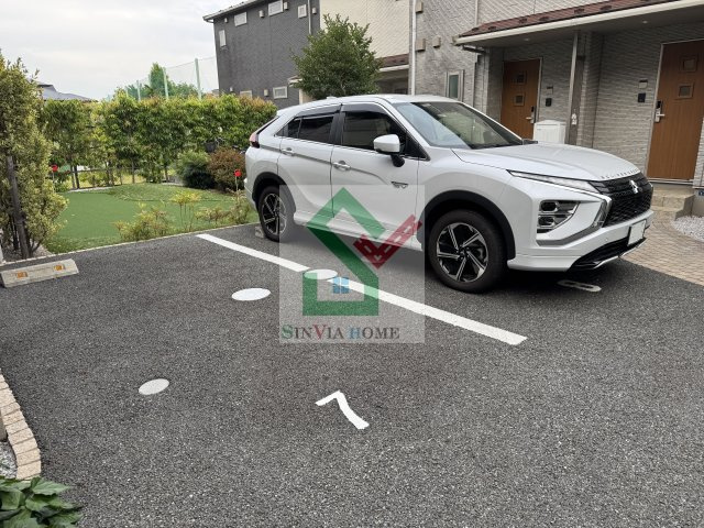 イースト6ドットF棟の駐車場