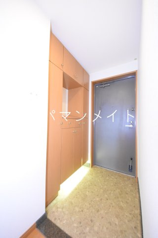 【玄関】 | ヴィルヌーブ東戸塚プレジール | 収納付き玄関です