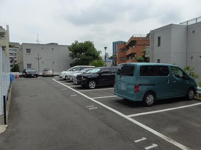秀和狸穴レジデンスの駐車場