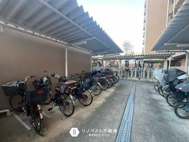朝日プラザイーストスクエアの駐輪場|【リノベスト不動産】テナント（事業用）物件のご紹介も可能です。事務所移転・新規開業等お気軽にご相談ください♪
