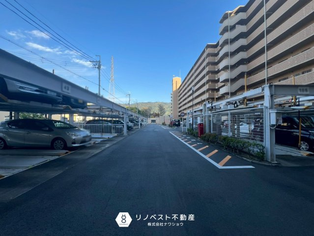 朝日プラザイーストスクエアの駐車場|【リノベスト不動産】女性スタッフ・男性スタッフ共に活躍中！
