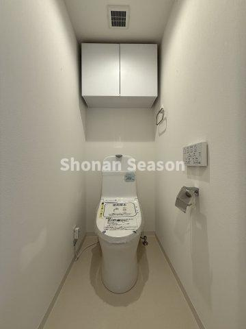 【現地画像あり】エクセル伊勢原のトイレ|掃除用具もスッキリ片付く収納棚付き◎キレイな水廻りのお住まいです♪