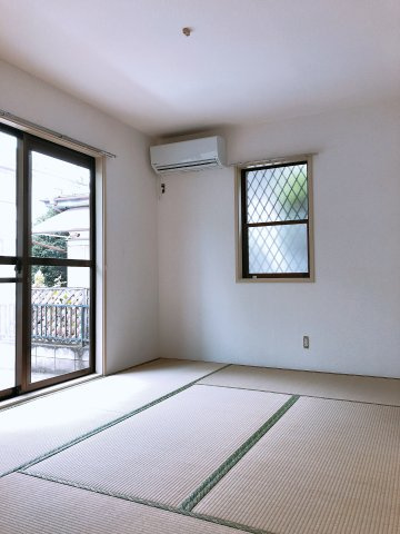 落ち着いて過ごせるお部屋なので、寝室にいかがでしょうか