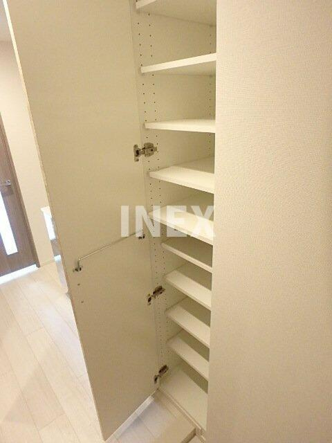 横浜市西区岡野２丁目の賃貸マンションの収納