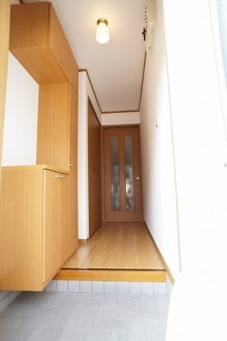 収納もある玄関です