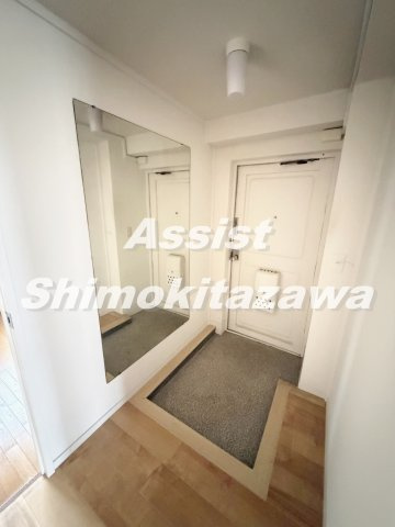中銀世田谷マンシオン一号館の玄関