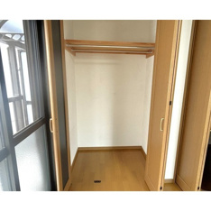 明るい色調の室内です