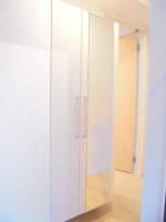収納もある玄関です