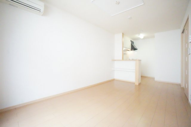 【居間・リビング】 | ピーノパストラル5 | ※同物件・反転タイプの写真です。