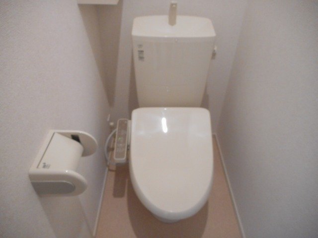 落ち着いた色調のトイレです
