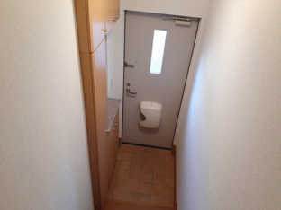 収納もある玄関です