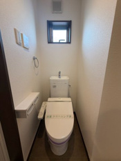 落ち着いた色調のトイレです
