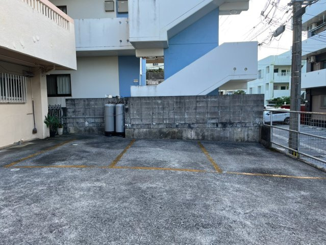 宜野湾市上原2丁目　売アパートの駐車場