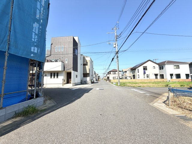 越谷市大道３期１号棟リガーレ　新築戸建の前面道路含む現地写真|角地ならではの良好な風通りと日当たりを実現。街並みの中でも存在感が際立つ洗練されたポジションです。