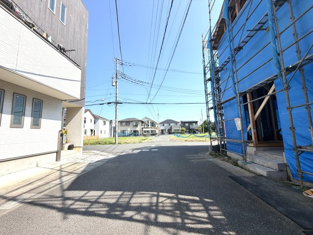 越谷市大道３期１号棟リガーレ　新築戸建の前面道路含む現地写真|２方向から光と風を呼び込む恵まれたロケーション。圧迫感がなく、建物全体がパッと明るく引き立ちます。