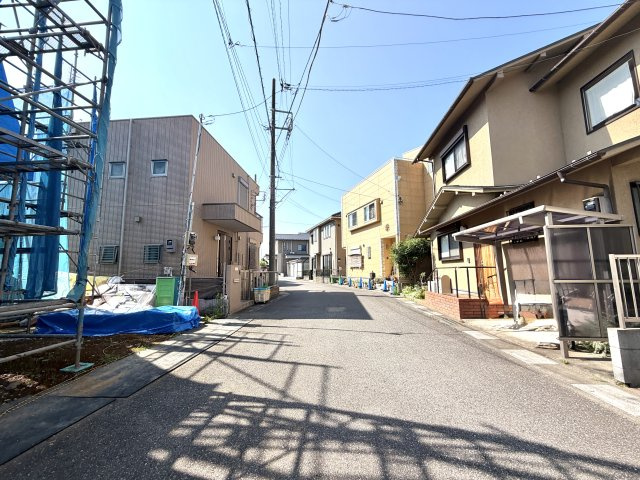 越谷市大道３期１号棟リガーレ　新築戸建の前面道路含む現地写真|角地につき視界を遮るものが少なく開放的な佇まい。通気性も抜群で、年間を通して爽やかに過ごせます。