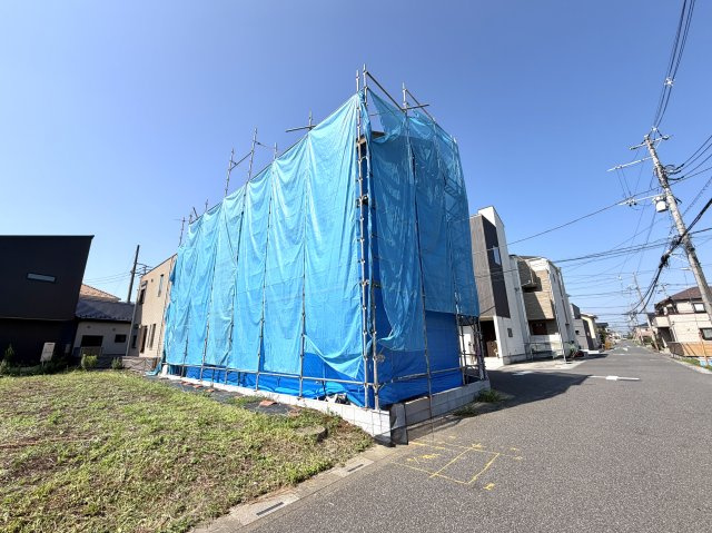 越谷市大道３期１号棟リガーレ　新築戸建の外観|建物全体のボリュームが伝わる上棟後の現場。ご家族で実際の広さや天井高を体感してみてください。