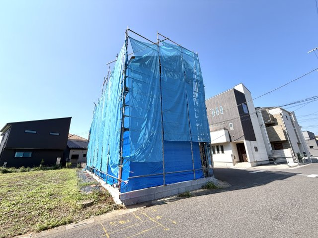 越谷市大道３期１号棟リガーレ　新築戸建の外観|いよいよ建物の骨組みが組み上がった上棟の様子。立体的な部屋の広さや天井の高さを体感できます。