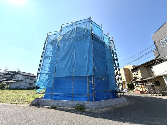 越谷市大道３期１号棟リガーレ　新築戸建の外観|一気に家の形が姿を現した上棟直後の現場。日当たりの入り方や風の抜け感を実際に体験していただけます。