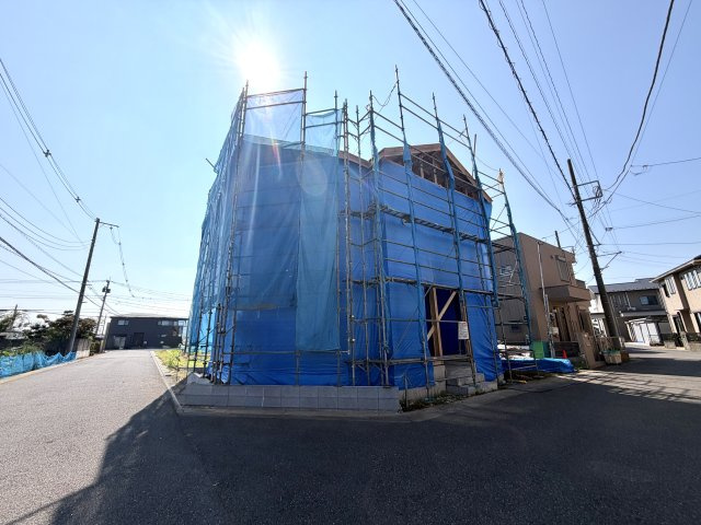 越谷市大道３期１号棟リガーレ　新築戸建の外観|木の香りが漂う上棟直後の施工現場。各部屋の配置や間取りのリアルなスケール感を確認していただけます。