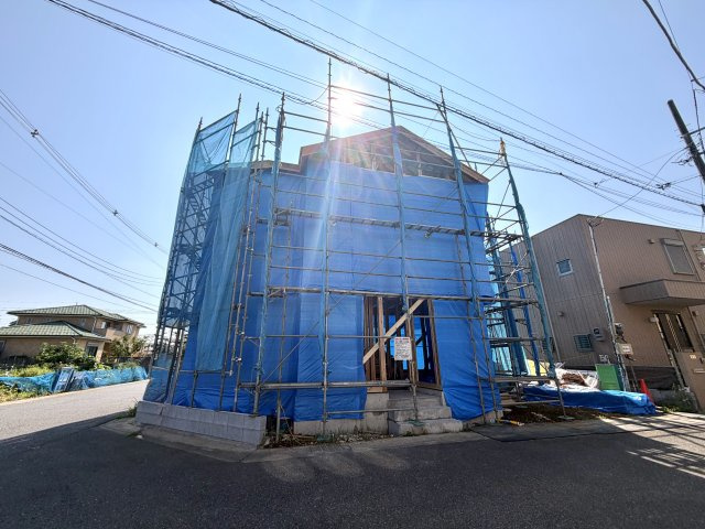 越谷市大道３期１号棟リガーレ　新築戸建の外観|家の形がくっきりと見えてきたワクワクする工程。構造用合板が貼り進められ強度がさらに高まります。